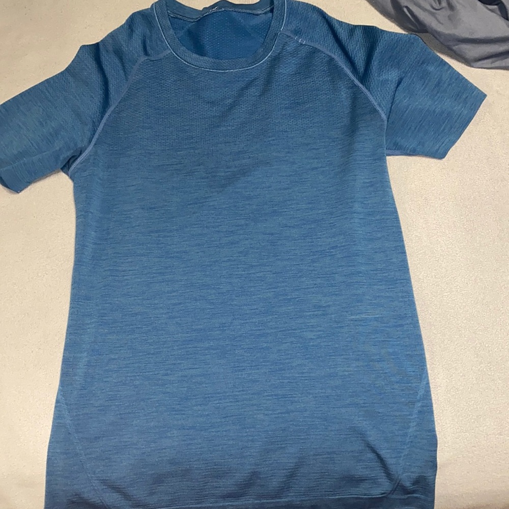 Men’s Lululemon athletic shirt